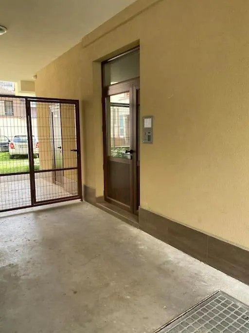 Stylish Apartment Near City, Entire Flat, 1 Bedroom, 1 Large Bed In Living Room