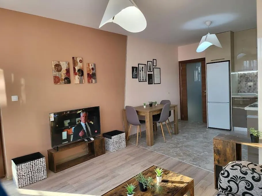 Stylish Apartment Near City, Entire Flat, 1 Bedroom, 1 Large Bed In Living Room 0*, Płowdiw