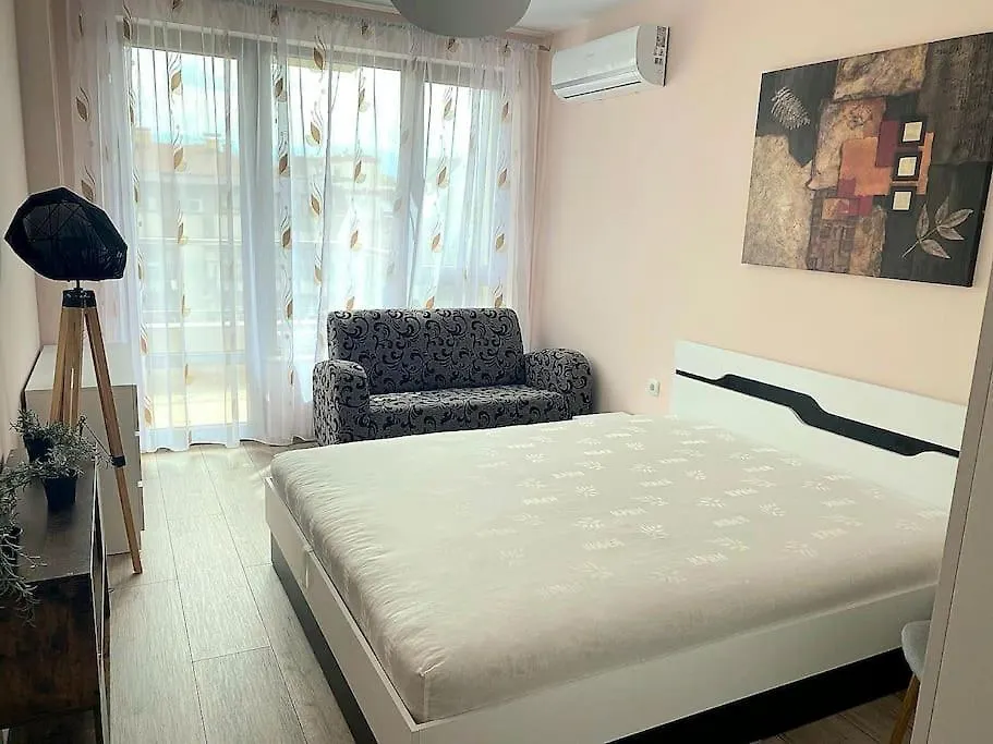 Stylish Apartment Near City, Entire Flat, 1 Bedroom, 1 Large Bed In Living Room 0*, Płowdiw Bułgaria