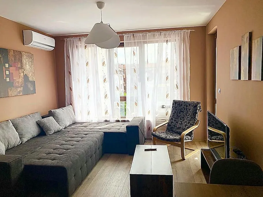 Stylish Apartment Near City, Entire Flat, 1 Bedroom, 1 Large Bed In Living Room
