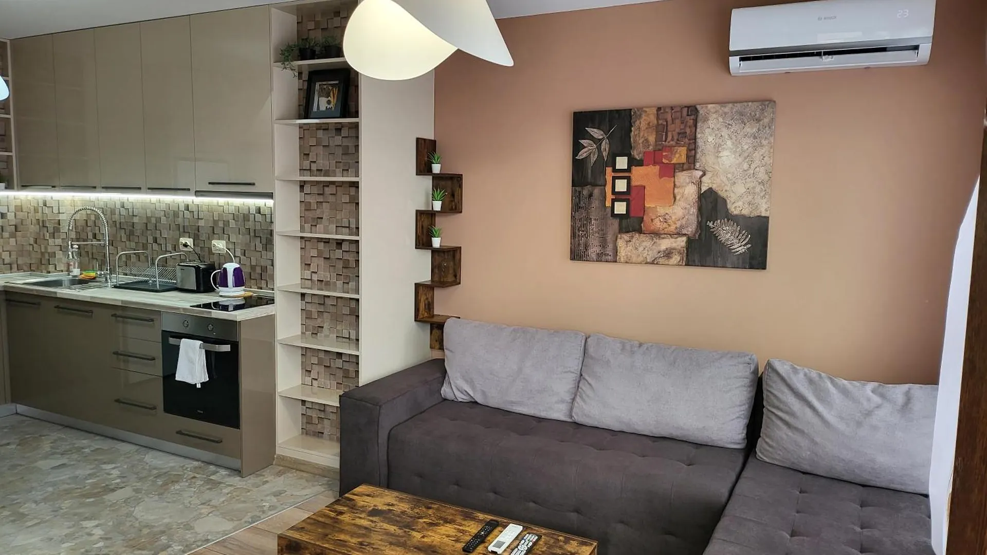 Stylish Apartment Near City, Entire Flat, 1 Bedroom, 1 Large Bed In Living Room 0*, Płowdiw